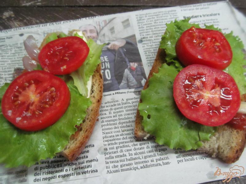 Фото приготовление рецепта: Горячие бутерброды с тушеным мясом шаг №6
