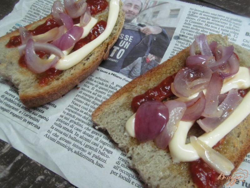 Фото приготовление рецепта: Горячие бутерброды с тушеным мясом шаг №4