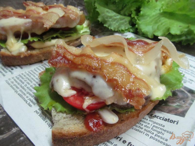 Фото приготовление рецепта: Горячие бутерброды с тушеным мясом шаг №7