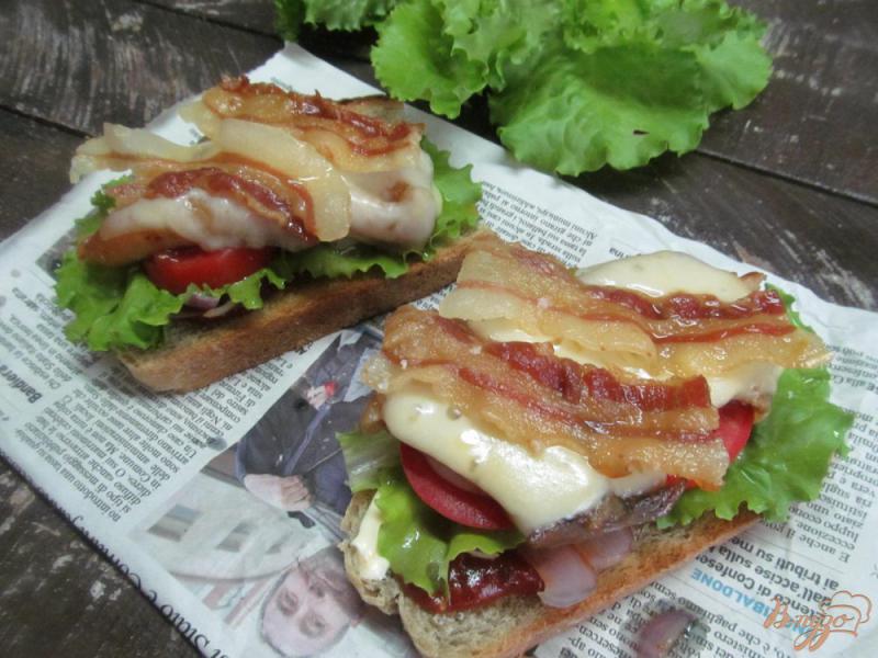 Фото приготовление рецепта: Горячие бутерброды с тушеным мясом шаг №8