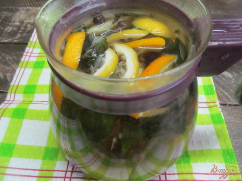 Фото приготовление рецепта: Чай с крапивой и базиликом шаг №6