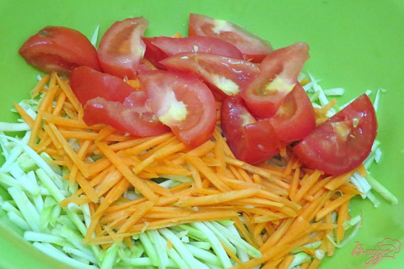 Фото приготовление рецепта: Салат из сырых кабачков и помидоров шаг №5