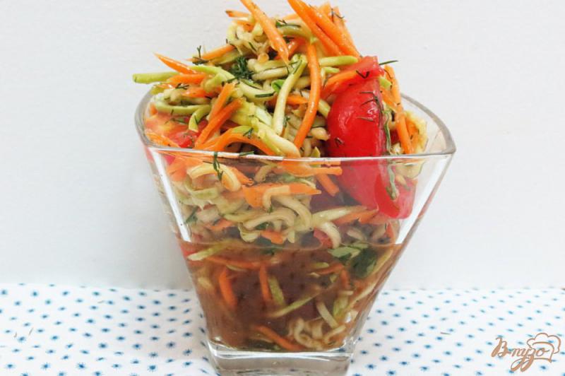 Фото приготовление рецепта: Салат из сырых кабачков и помидоров шаг №6