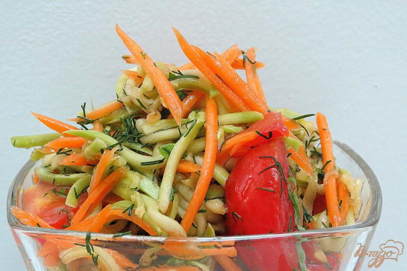 Фото приготовление рецепта: Салат из сырых кабачков и помидоров шаг №7