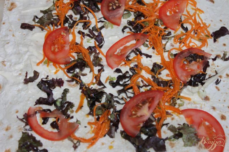 Фото приготовление рецепта: Рулет из лаваша с корейской морковью, сыром и помидорами шаг №4