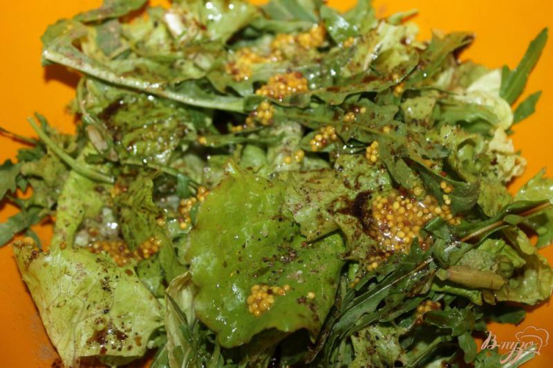 Фото приготовление рецепта: Зеленый салат с курицей и сухариками шаг №5