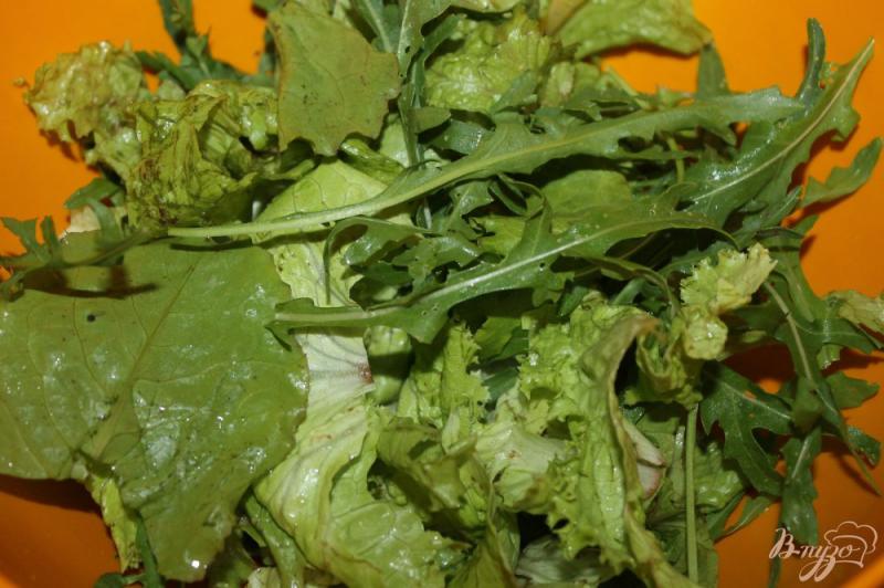 Фото приготовление рецепта: Зеленый салат с курицей и сухариками шаг №4