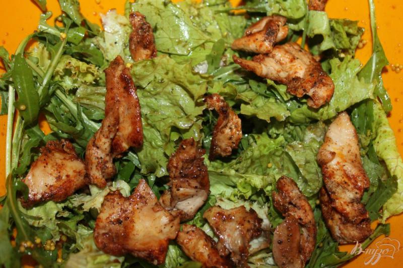 Фото приготовление рецепта: Зеленый салат с курицей и сухариками шаг №6