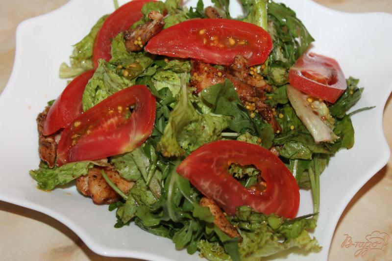 Фото приготовление рецепта: Зеленый салат с курицей и сухариками шаг №7