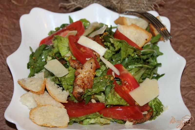 Фото приготовление рецепта: Зеленый салат с курицей и сухариками шаг №8
