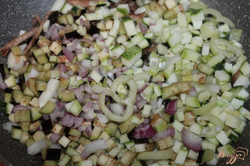 Фото приготовление рецепта: Тушеные овощи с бальзамическим уксусом и свежим базиликом шаг №2