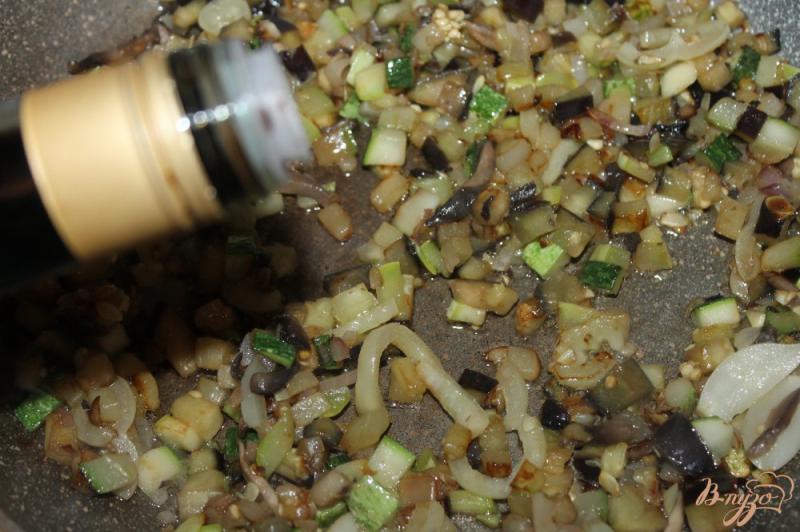 Фото приготовление рецепта: Тушеные овощи с бальзамическим уксусом и свежим базиликом шаг №3
