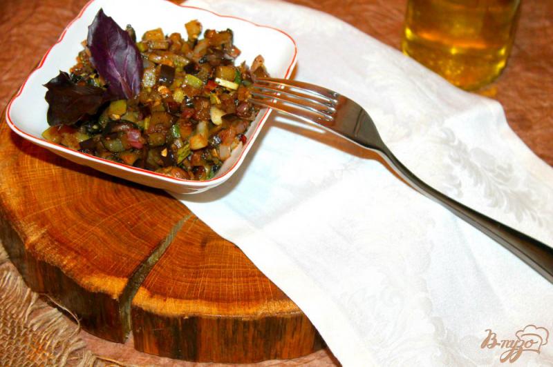 Фото приготовление рецепта: Тушеные овощи с бальзамическим уксусом и свежим базиликом шаг №5