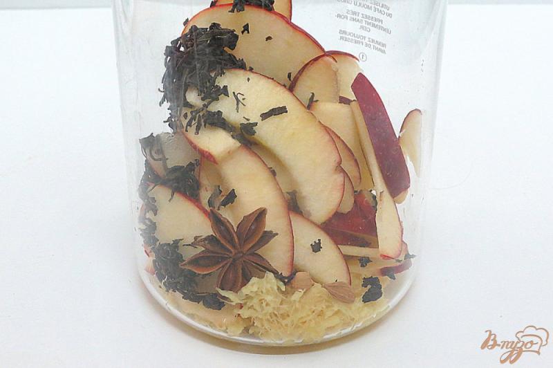 Фото приготовление рецепта: Чай с имбирём, яблоком, лимоном шаг №4