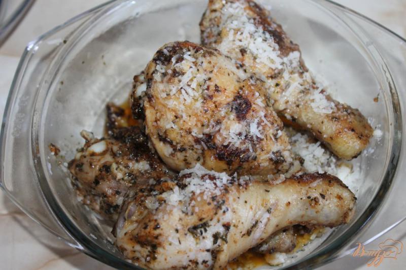Фото приготовление рецепта: Куриные голени с чесноком и сыром шаг №7