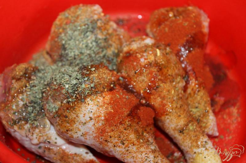 Фото приготовление рецепта: Куриные голени с чесноком и сыром шаг №5