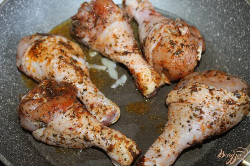 Фото приготовление рецепта: Куриные голени с чесноком и сыром шаг №6
