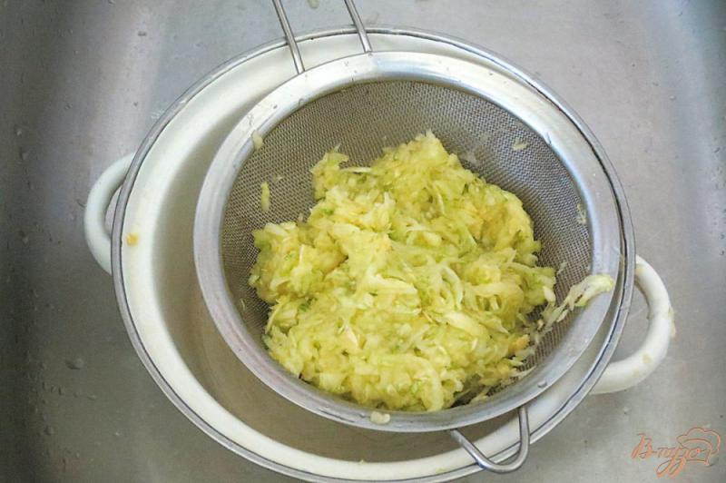 Фото приготовление рецепта: Оладьи из кабачка и цветной капусты шаг №5