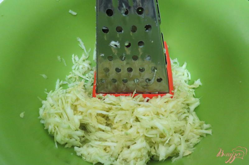 Фото приготовление рецепта: Оладьи из кабачка и цветной капусты шаг №4