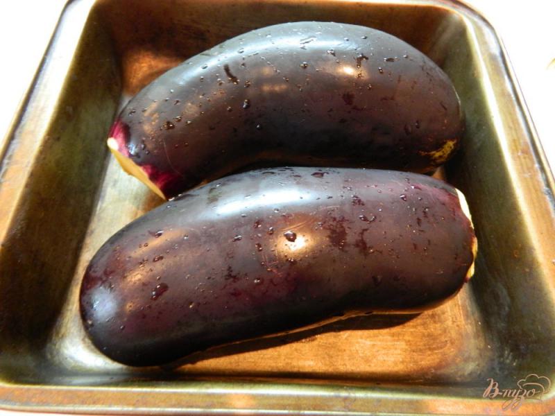 Фото приготовление рецепта: Слоеный салат с печеными баклажанами шаг №1