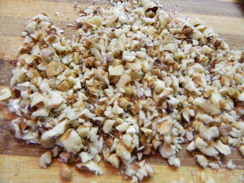 Фото приготовление рецепта: Слоеный салат с печеными баклажанами шаг №8