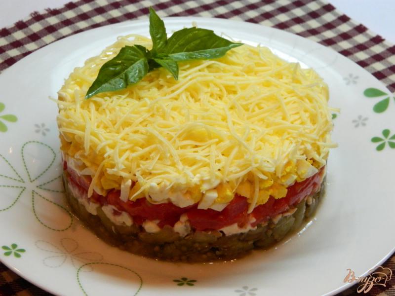 Фото приготовление рецепта: Слоеный салат с печеными баклажанами шаг №13