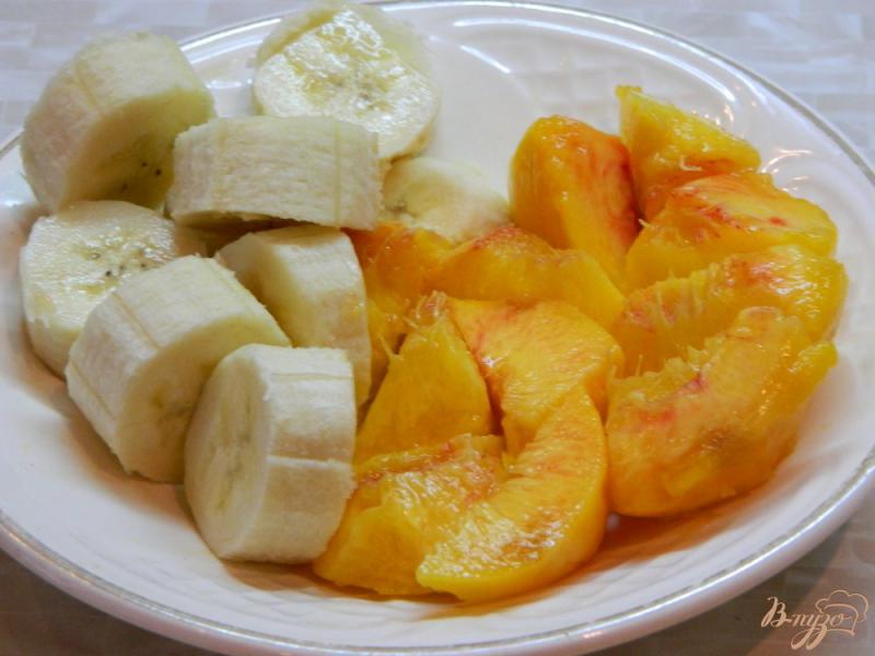 Фото приготовление рецепта: Коктейль из клубники, персика и банана шаг №1
