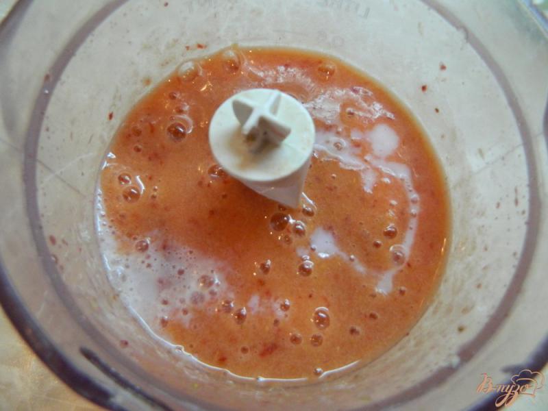 Фото приготовление рецепта: Коктейль из клубники, персика и банана шаг №4