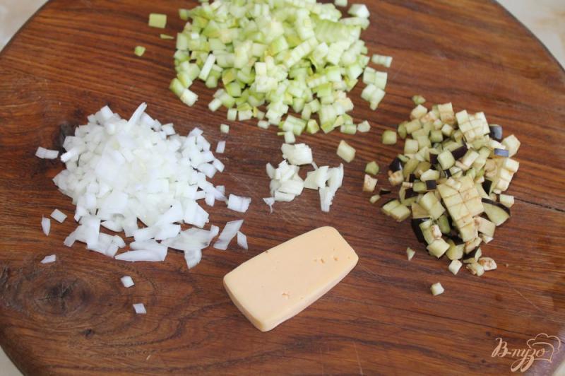 Фото приготовление рецепта: Картофель фаршированный баклажаном и кабачком шаг №3