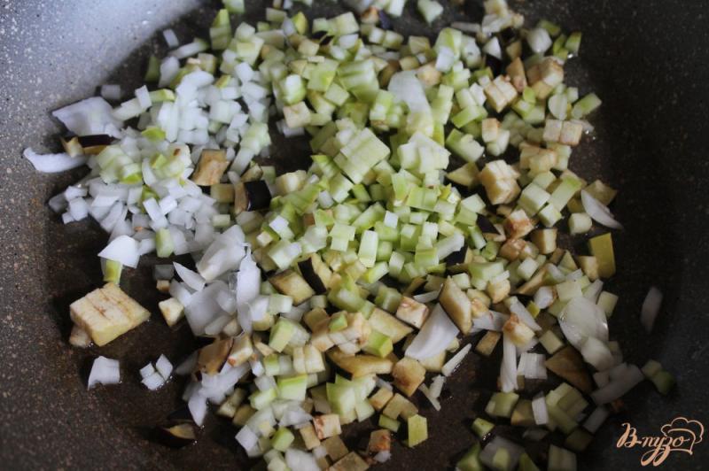 Фото приготовление рецепта: Картофель фаршированный баклажаном и кабачком шаг №4