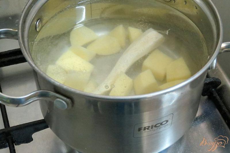 Фото приготовление рецепта: Суп с фрикадельками и вермишелью шаг №3