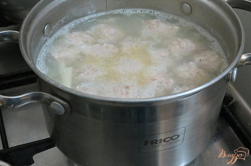 Фото приготовление рецепта: Суп с фрикадельками и вермишелью шаг №8