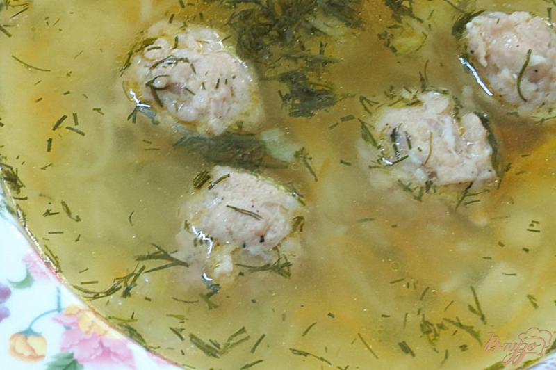 Фото приготовление рецепта: Суп с фрикадельками и вермишелью шаг №11