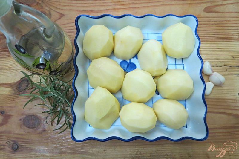 Фото приготовление рецепта: Картофель запеченный с чесноком и розмарином шаг №1
