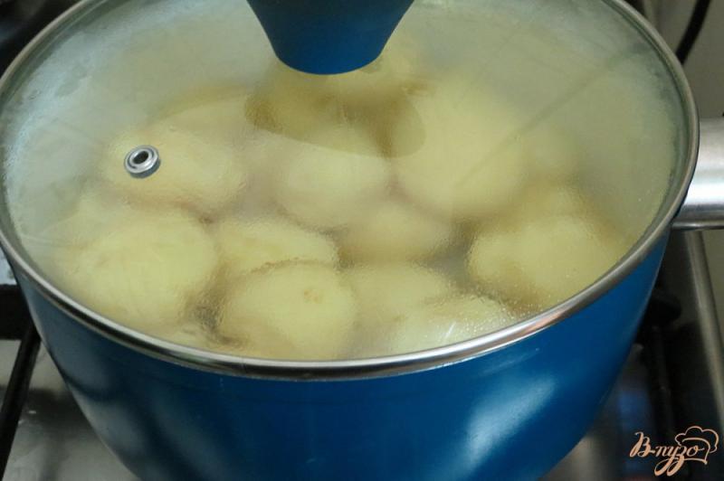 Фото приготовление рецепта: Картофель запеченный с чесноком и розмарином шаг №2