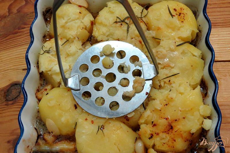 Фото приготовление рецепта: Картофель запеченный с чесноком и розмарином шаг №4