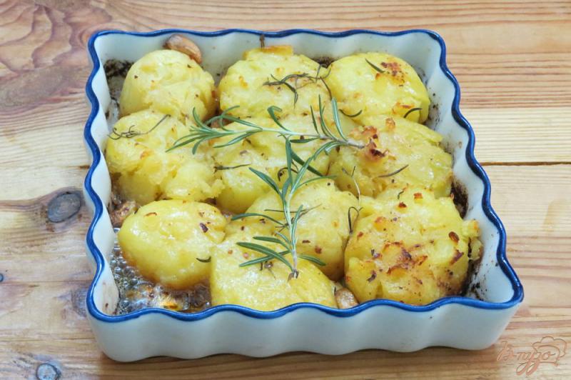 Фото приготовление рецепта: Картофель запеченный с чесноком и розмарином шаг №6