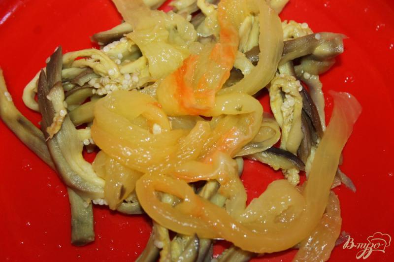 Фото приготовление рецепта: Салат с печеным баклажаном и перцем шаг №3