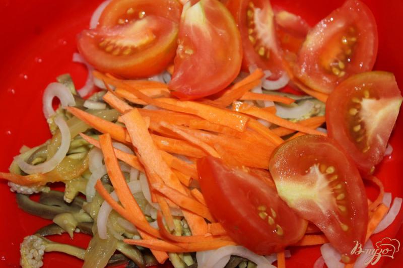 Фото приготовление рецепта: Салат с печеным баклажаном и перцем шаг №5