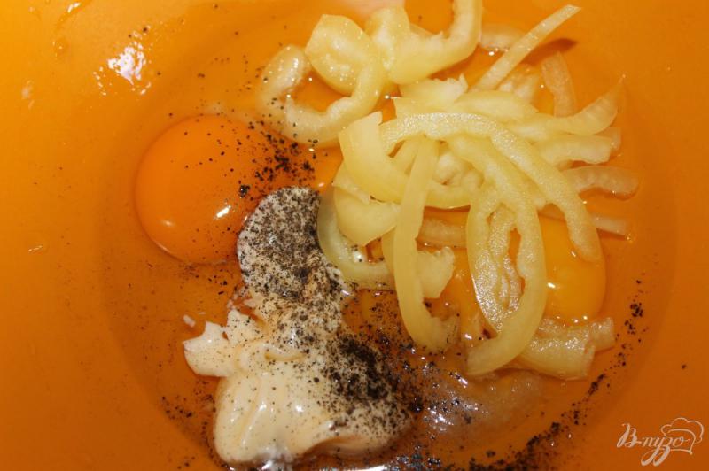 Фото приготовление рецепта: Омлет с сыром и перцем на майонезе шаг №2