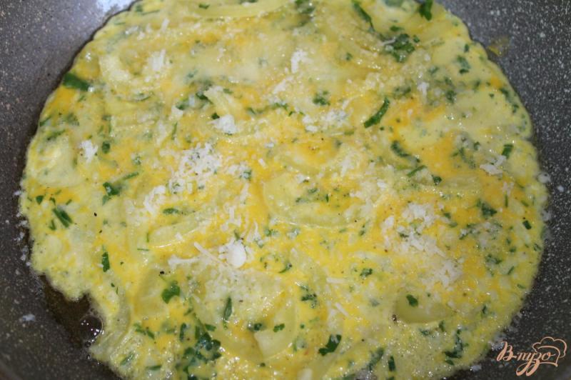 Фото приготовление рецепта: Омлет с сыром и перцем на майонезе шаг №5