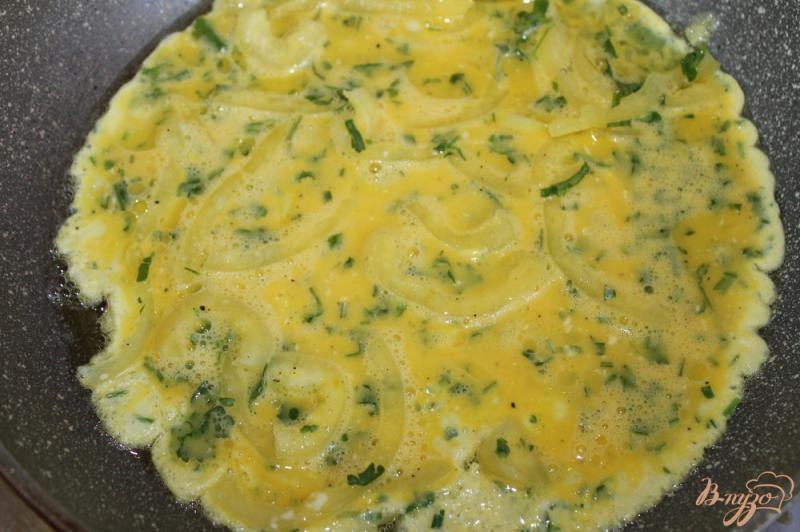 Фото приготовление рецепта: Омлет с сыром и перцем на майонезе шаг №4