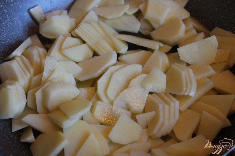 Фото приготовление рецепта: Картофель по - деревенски со свиным колбасками шаг №3