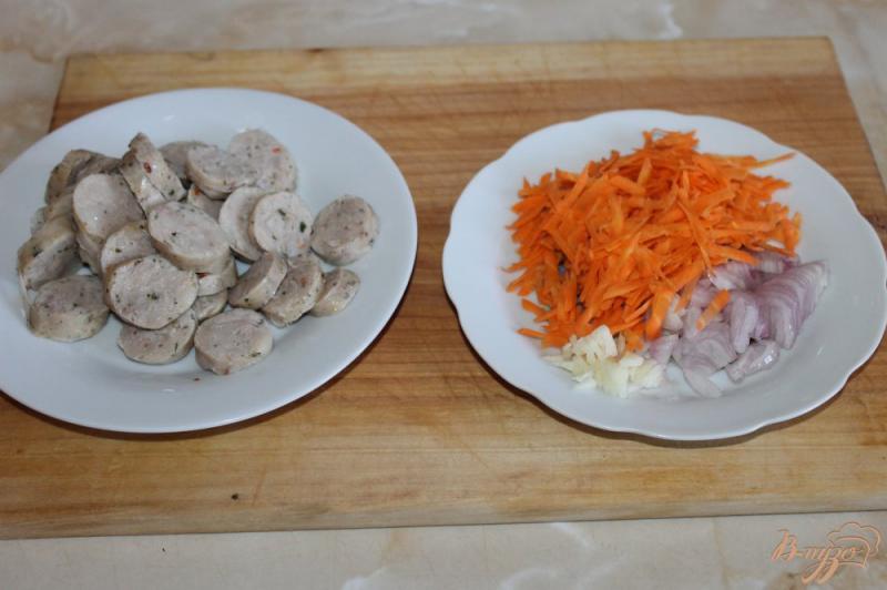 Фото приготовление рецепта: Картофель по - деревенски со свиным колбасками шаг №4