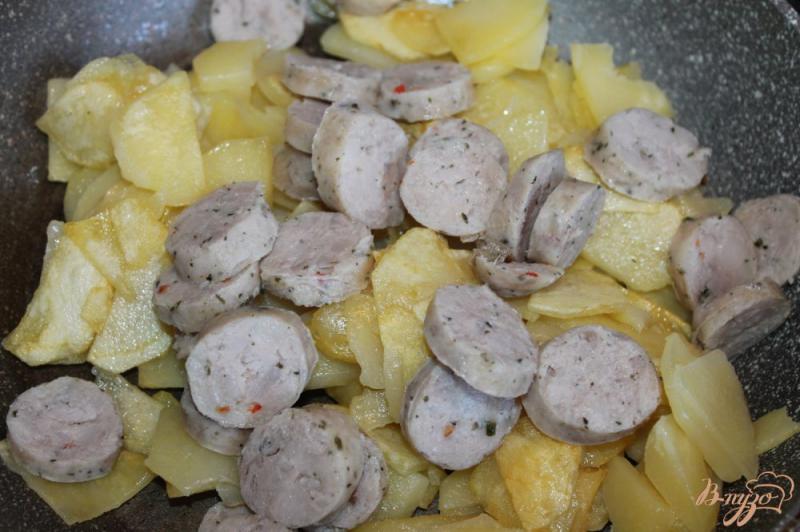Фото приготовление рецепта: Картофель по - деревенски со свиным колбасками шаг №5