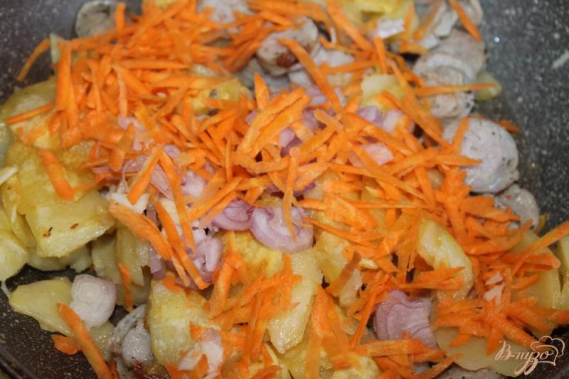 Фото приготовление рецепта: Картофель по - деревенски со свиным колбасками шаг №6