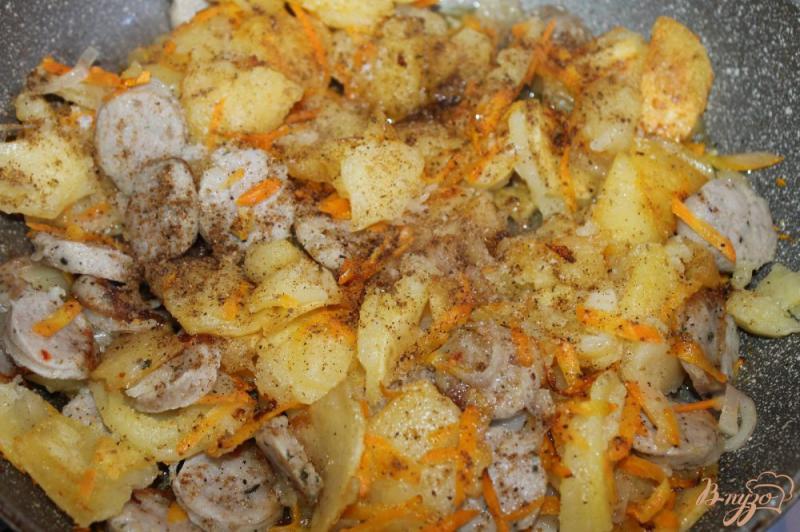 Фото приготовление рецепта: Картофель по - деревенски со свиным колбасками шаг №7