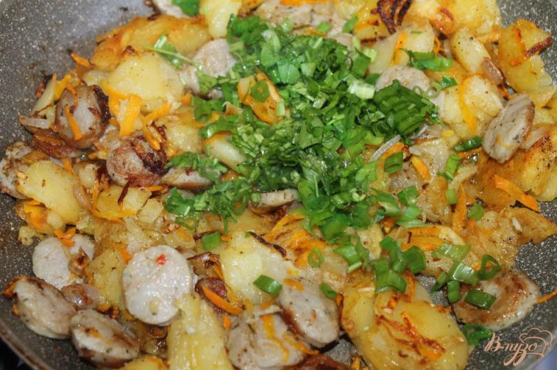 Фото приготовление рецепта: Картофель по - деревенски со свиным колбасками шаг №8