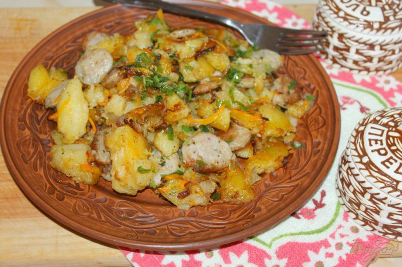 Фото приготовление рецепта: Картофель по - деревенски со свиным колбасками шаг №9