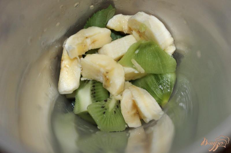 Фото приготовление рецепта: Смузи на основе йогурта с бананом и киви шаг №3